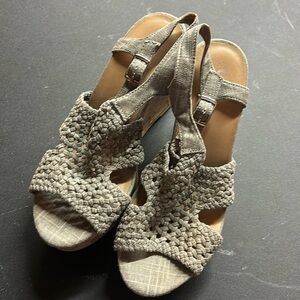 So wedges. Size 8 1/2. Good condition.